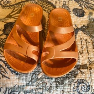 Island Surf slide sandals, peach color, great condition